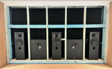 Enceintes derrière un écran transonore : 4 façons d'installer et comment bien choisir — Guide 2026
